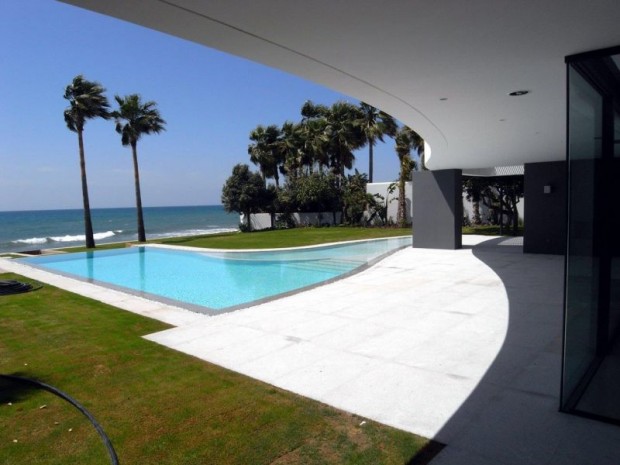 Beachfront villa – Los Monteros